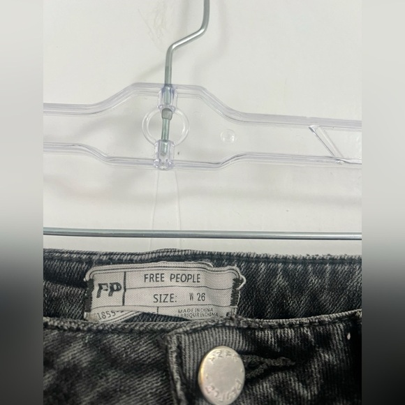 Free People Womens Black Washed Distressed Denim Skinny Jeans Size 26 $148 - Picture 2 of 3